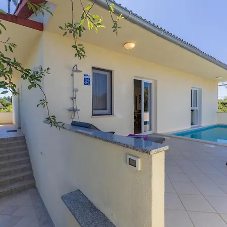 Casa Anika With Private Pool Hébergement de vacances *